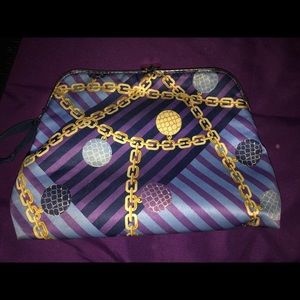 ESTEE LAUDER
 Makeup bag / toiletries